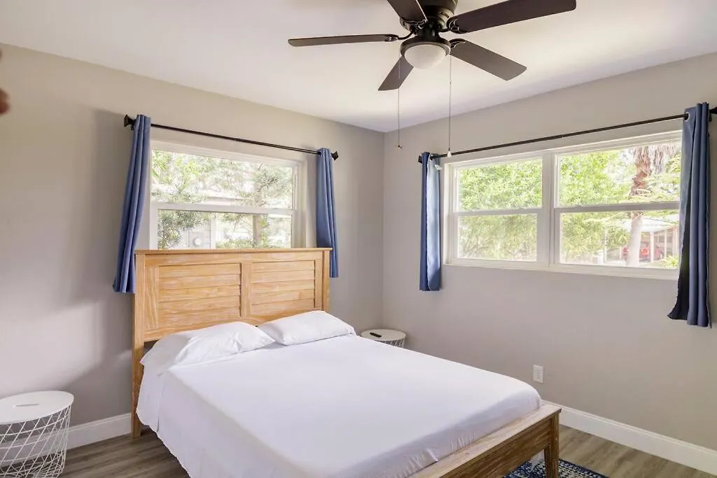 3 Bedroom S Tampa House W Enclosed Patio